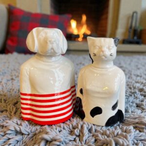 Bu kedi ve köpek kafalı çift heykel